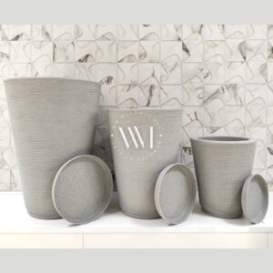 kit 3 Vasos Modernos Texturizados Planta ou Flor Coluna Redondo Decorativo Polietileno Nº1 Nº2 Nº3 com Pratos