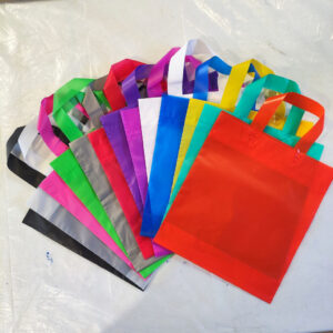 50 SACOLAS PLÁSTICAS ALÇA FITA MEDIDAS 27X30, 30X35 E 40X40 EM ALTA DENSIDADE ESPESSURA 15 MICRAS.