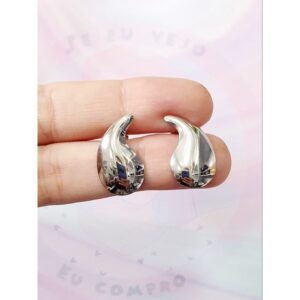 Brinco gota aço inox formato boleado vírgula prata moda tendência