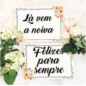 Kit 2 Plaquinhas de Casamento Lá Vem a Noiva Decorativa Placas de Entrada Noiva Pajem Daminha Vários Modelos