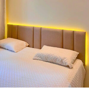 Cabeceira Laura 1,60 Queen para Cama Box c/ LED Almofadado Tecido Linho Cinza e Bege | Pratikza