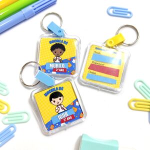 Chaveiro Acrílico de Menino personalizado com nome tema volta as aulas- tema aluninhos -mascote-tag de identificação