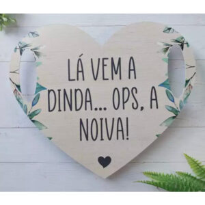 Placa Decorativa Casamento Coração lá vem a Dinda ops a noiva