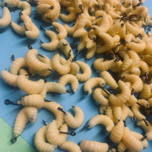 KIT ISCA ARTIFICIAL BICHO DA LARANJA BEGE COM ANZOL PARA TILÁPIA PARA PESCA