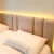 Cabeceira Laura 1,60 Queen para Cama Box c/ LED Almofadado Tecido Linho Cinza e Bege | Pratikza